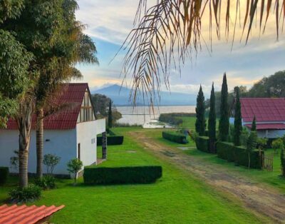 Cabaña a la orilla del lago  de patzcuaro.